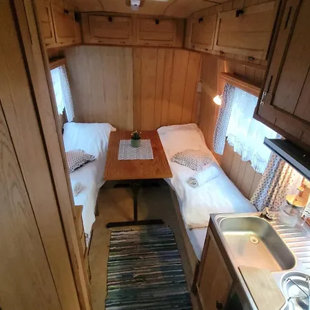 招待所 Sleep Inside A Classic Camper Van, In Svolvaer, Close To Public Showers And Toilets *